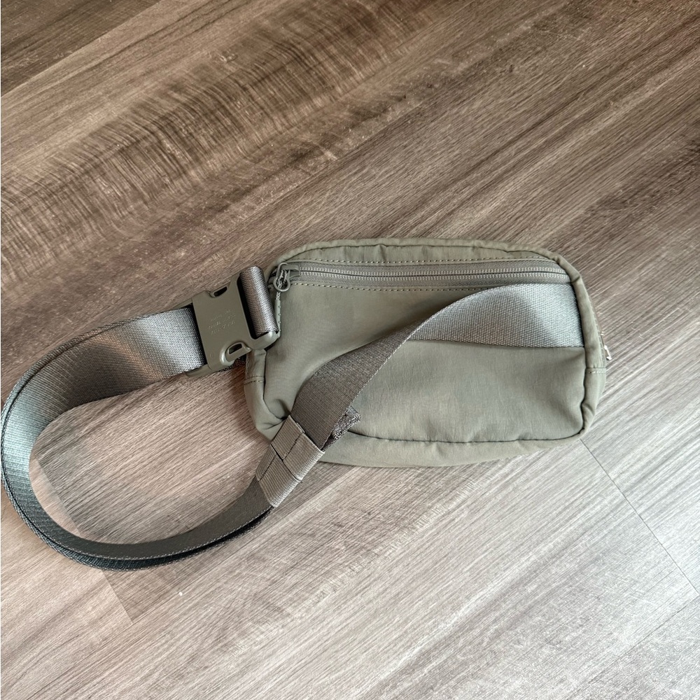 lululemon Green Belt Bag Adjustable Strap - Picture 2 of 3